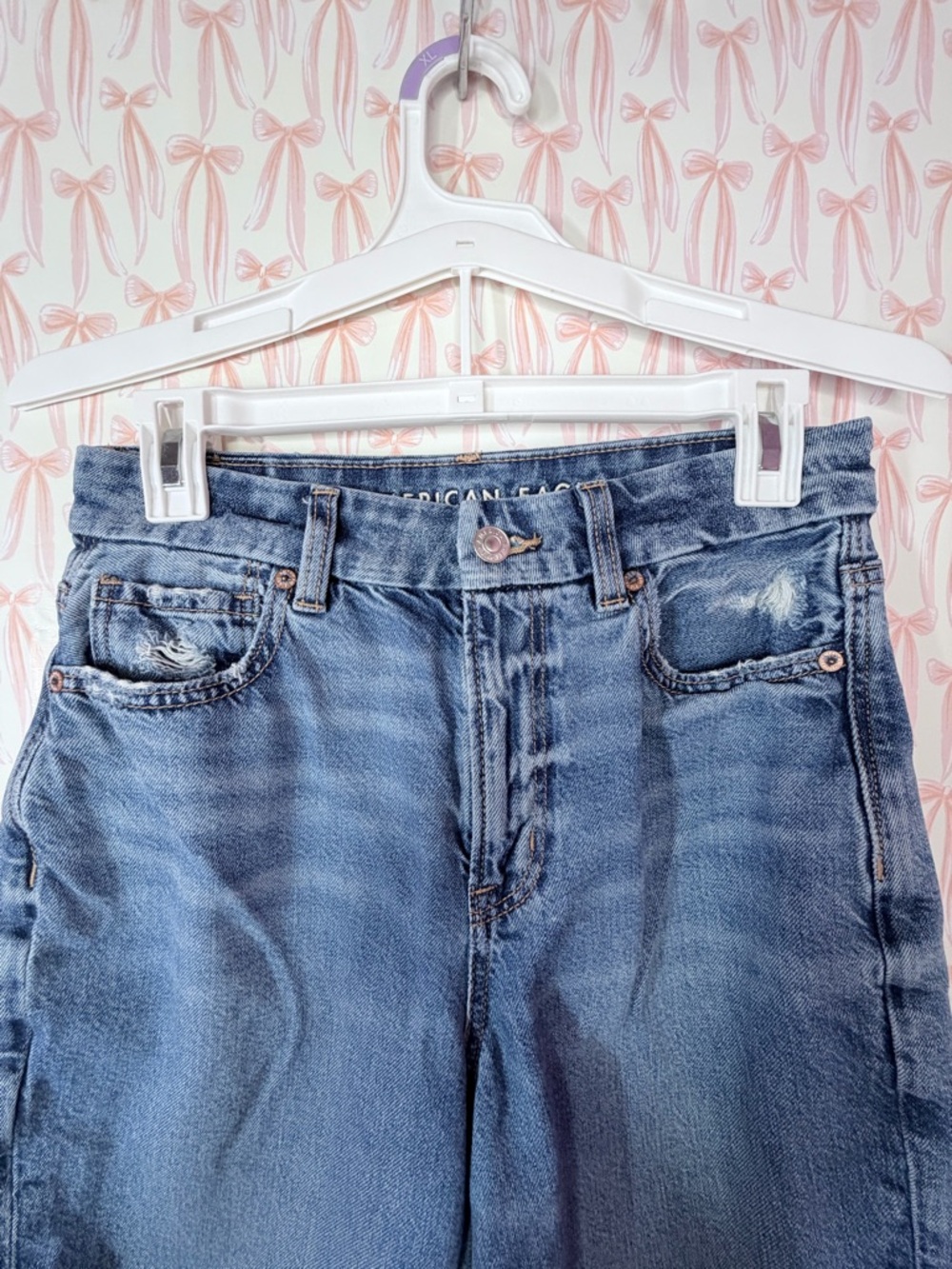 American Eagle Outfitters Women's Boyfriend Jeans in Light Blue Wash - Picture 7 of 8
